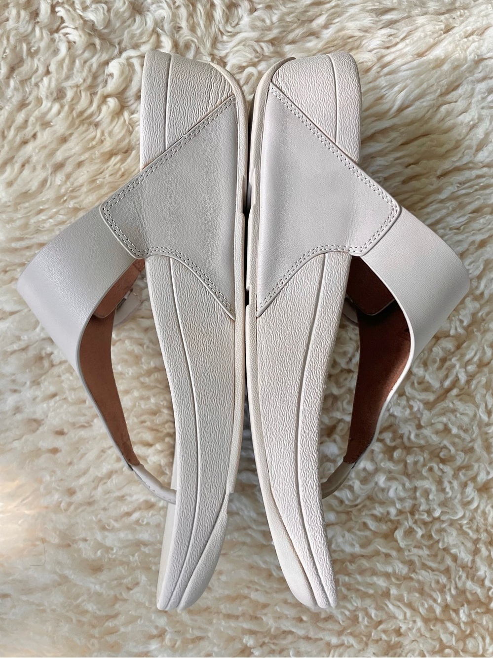 NWT  FitFlop Lulu Covered Buckle Leather Adjustable Toe Post Sandals in Stone 6 - Picture 11 of 16